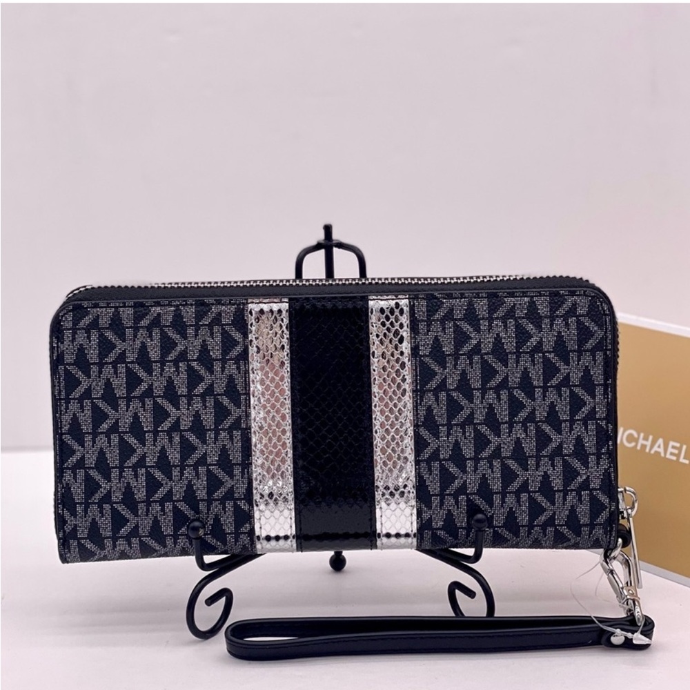 Michael Kors Jet Set Travel Large Signature
Logo and Metallic Continental Wallet - Picture 7 of 11